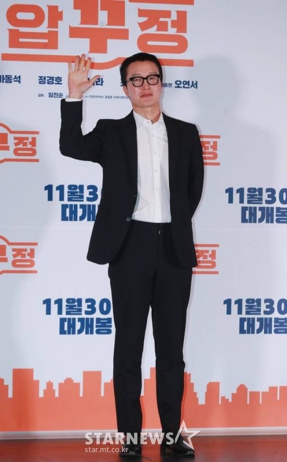 배우 최병모가 28일 오후 서울 롯데시네마 건대입구점에서 진행된 영화 '압꾸정'(감독 임진순) 언론시사회에 참석해 포즈를 취하고 있다. 샘솟는 사업 아이디어로 입만 살아있는 압구정 토박이 대국(마동석)이 한때 실력파였던 성형외과 의사 지우(정경호)와 손잡고 K-뷰티 사업을 시작하는 내용을 담은 '압꾸정'은 오는 30일 개봉한다. /2022.11.28 /사진=이동훈 기자 photoguy@