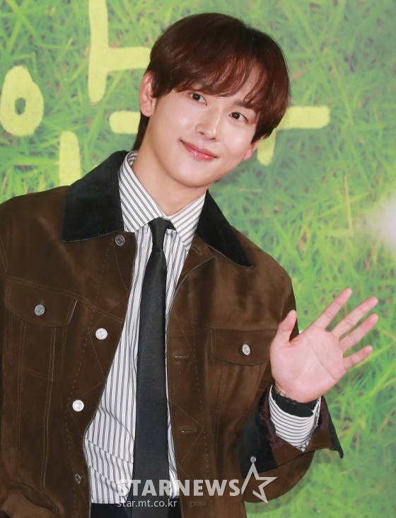 배우 임시완이 15일 오후 서울 마포구 상암동 스탠포드호텔에서 진행된 지니TV 오리지널 '아무것도 하고 싶지 않아' 제작발표회에 참석해 포즈를 취하고 있다. 인생 파업을 선언한 자발적 백수 ‘여름’과 삶이 물음표인 도서관 사서 ‘대범’, 일상에 지친 우리를 위로해 줄 두 청춘의 쉼표 찾기 프로젝트 '아무것도 하고 싶지 않아'는 오는 21일 공개된다. /2022.11.15 /사진=이동훈 기자 photoguy@