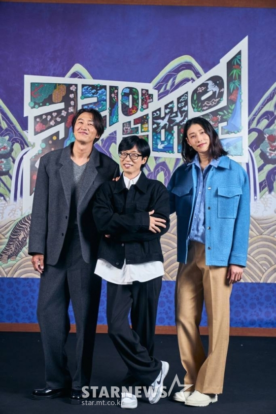 배우 이광수, 방송인 유재석, 배구선수 김연경이 23일 오전 온라인으로 진행된 넷플릭스 예능 '코리아 넘버원' 제작발표회에 참석해 포즈를 취하고 있다. '코리아 넘버원'은 유재석, 이광수, 김연경이 한국의 넘버원 장인을 찾아가 체력도 정신력도 남김없이 쏟아부으며 전통 노동을 체험하고 그날의 넘버원이 되기 위해 고군분투하는 프로그램. '효리네 민박', '마녀사냥', '일로 만난 사이' 등을 만든 정효민PD와 신예 김인식PD가 연출했다. 오는 25일 공개. / 사진제공 = 넷플릭스 /사진=김창현 기자 chmt@