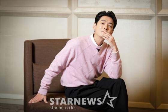 배우 정경호가 29일 오후 서울 종로구 삼청동의 한 카페에서 진행된 영화 '압꾸정' 개봉 관련 인터뷰를 위해 포즈를 취하고 있다. '압꾸정'은 샘솟는 사업 아이디어로 입만 살아있는 압구정 토박이 대국(마동석 분)이 실력 TOP 성형외과 의사 지우(정경호 분)와 손잡고 K-뷰티의 시조새가 된 이야기를 그린 영화다. 오는 30일 개봉. / 사진제공 = (주)쇼박스 /사진=김창현 기자 chmt@