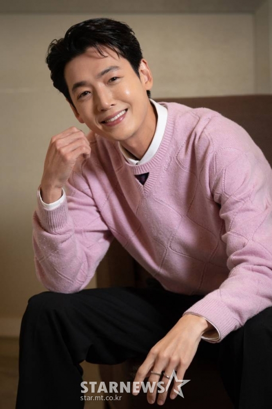 배우 정경호가 29일 오후 서울 종로구 삼청동의 한 카페에서 진행된 영화 '압꾸정' 개봉 관련 인터뷰를 위해 포즈를 취하고 있다. '압꾸정'은 샘솟는 사업 아이디어로 입만 살아있는 압구정 토박이 대국(마동석 분)이 실력 TOP 성형외과 의사 지우(정경호 분)와 손잡고 K-뷰티의 시조새가 된 이야기를 그린 영화다. 오는 30일 개봉. / 사진제공 = (주)쇼박스 /사진=김창현 기자 chmt@