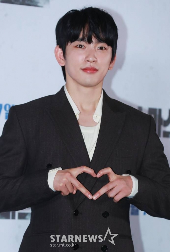 배우 박진영이 29일 오후 서울 메가박스 코엑스에서 진행된 영화 '크리스마스 캐럴'(감독 김성수) 언론시사회에 참석해 포즈를 취하고 있다. 쌍둥이 동생 월우(박진영)가 죽은 후, 복수를 위해 스스로 소년원에 들어간 형 일우(박진영)가 소년원 패거리와 잔혹한 대결을 펼치는 액션 스릴러 '크리스마스 캐럴'은 12월 7일 개봉한다. /2022.11.29 /사진=이동훈 기자 photoguy@