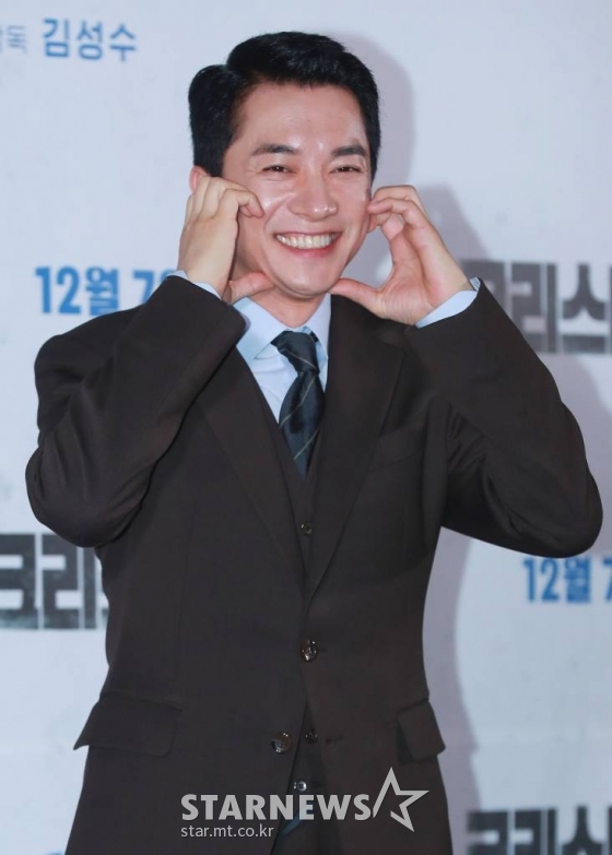 배우 김영민이 29일 오후 서울 메가박스 코엑스에서 진행된 영화 '크리스마스 캐럴'(감독 김성수) 언론시사회에 참석해 포즈를 취하고 있다. 쌍둥이 동생 월우(박진영)가 죽은 후, 복수를 위해 스스로 소년원에 들어간 형 일우(박진영)가 소년원 패거리와 잔혹한 대결을 펼치는 액션 스릴러 '크리스마스 캐럴'은 12월 7일 개봉한다. /2022.11.29 /사진=이동훈 기자 photoguy@
