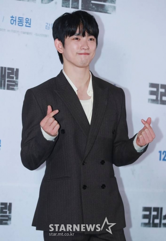 배우 박진영이 29일 오후 서울 메가박스 코엑스에서 진행된 영화 '크리스마스 캐럴'(감독 김성수) 언론시사회에 참석해 포즈를 취하고 있다. 쌍둥이 동생 월우(박진영)가 죽은 후, 복수를 위해 스스로 소년원에 들어간 형 일우(박진영)가 소년원 패거리와 잔혹한 대결을 펼치는 액션 스릴러 '크리스마스 캐럴'은 12월 7일 개봉한다. /2022.11.29 /사진=이동훈 기자 photoguy@