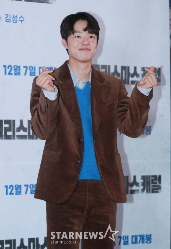 배우 김동휘가 29일 오후 서울 메가박스 코엑스에서 진행된 영화 '크리스마스 캐럴'(감독 김성수) 언론시사회에 참석해 포즈를 취하고 있다. 쌍둥이 동생 월우(박진영)가 죽은 후, 복수를 위해 스스로 소년원에 들어간 형 일우(박진영)가 소년원 패거리와 잔혹한 대결을 펼치는 액션 스릴러 '크리스마스 캐럴'은 12월 7일 개봉한다. /2022.11.29 /사진=이동훈 기자 photoguy@