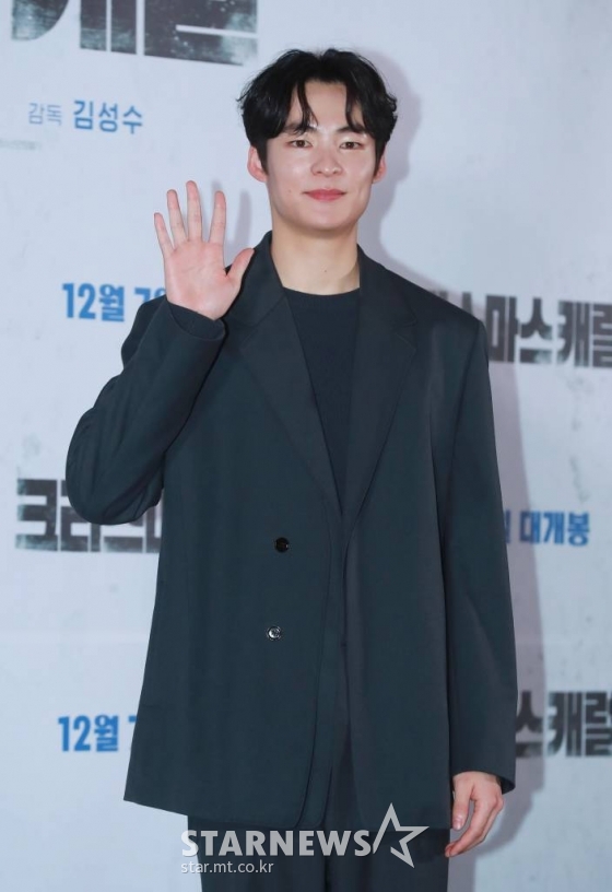 배우 송건희가 29일 오후 서울 메가박스 코엑스에서 진행된 영화 '크리스마스 캐럴'(감독 김성수) 언론시사회에 참석해 포즈를 취하고 있다. 쌍둥이 동생 월우(박진영)가 죽은 후, 복수를 위해 스스로 소년원에 들어간 형 일우(박진영)가 소년원 패거리와 잔혹한 대결을 펼치는 액션 스릴러 '크리스마스 캐럴'은 12월 7일 개봉한다. /2022.11.29 /사진=이동훈 기자 photoguy@