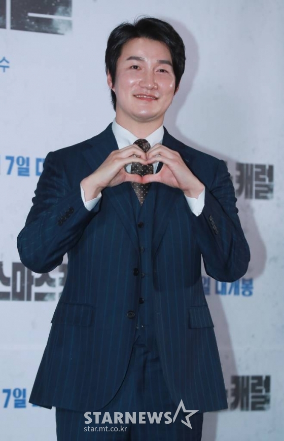 배우 허동원이 29일 오후 서울 메가박스 코엑스에서 진행된 영화 '크리스마스 캐럴'(감독 김성수) 언론시사회에 참석해 포즈를 취하고 있다. 쌍둥이 동생 월우(박진영)가 죽은 후, 복수를 위해 스스로 소년원에 들어간 형 일우(박진영)가 소년원 패거리와 잔혹한 대결을 펼치는 액션 스릴러 '크리스마스 캐럴'은 12월 7일 개봉한다. /2022.11.29 /사진=이동훈 기자 photoguy@