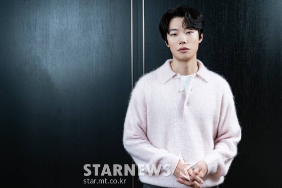 영화 '올빼미'(감독 안태진)의 주연배우 류준열이 15일 오전 진행된 인터뷰를 위해 포즈를 취하고 있다. 밤에만 앞이 보이는 맹인 침술사가 세자의 죽음을 목격한 후 진실을 밝히기 위해 벌이는 하룻밤의 사투를 그린 스릴러 '올빼미'는 오는 23일 개봉한다. /사진제공=NEW 2022.11.15 /사진=이동훈 기자 photoguy@