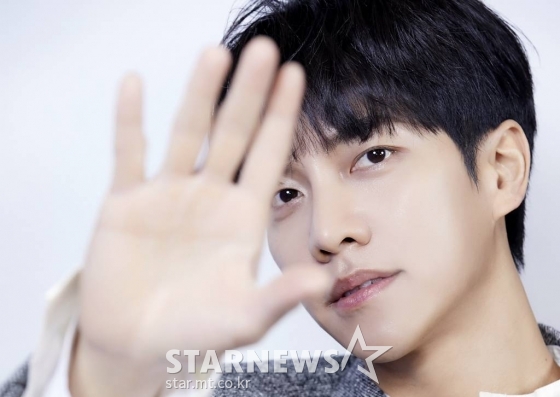 가수 이승기가 17일 오후 일곱 번째 정규앨범 '더 프로젝트'(THE PROJECT) 발매 기념 기자간담회에 참석해 포즈를 취하고 있다.이번 앨범에는 타이틀 곡 '잘할게'를 비롯해 신곡 3곡과 리마스터링 5곡을 포함해 총 9곡이 수록됐으며 윤종신, 용감한 형제, 넬, 에피톤 프로젝트 등 대한민국을 대표하는 최고의 프로듀서들이 참여했다. / 사진제공 = 후크엔터테인먼트 /사진=김창현 기자 chmt@