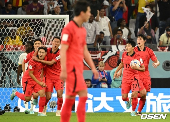 이강인(맨 왼쪽)의 어시스트를 축하하는 대한민국 축구대표팀. /사진=OSEN