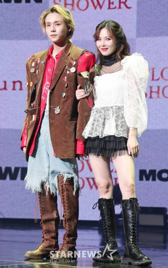 가수 던, 현아가 5일 오후 서울 용산구 한남동 블루스퀘어에서 열린 새 디지털 싱글 '플라워 샤워(FLOWER SHOWER)', '머니(MONEY)' 발매기념 공동 쇼케이스에서 포즈를 취하고 있다. /사진=김창현 기자 chmt@