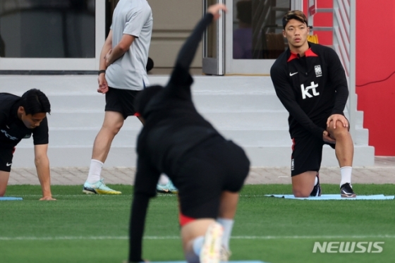 희찬을 비롯한 대한민국 축구대표팀 선수들이 30일(현지시간) 오후 카타르 도하 알 에글라 트레이닝센터에서 스트레칭하고 있다. /사진=뉴시스