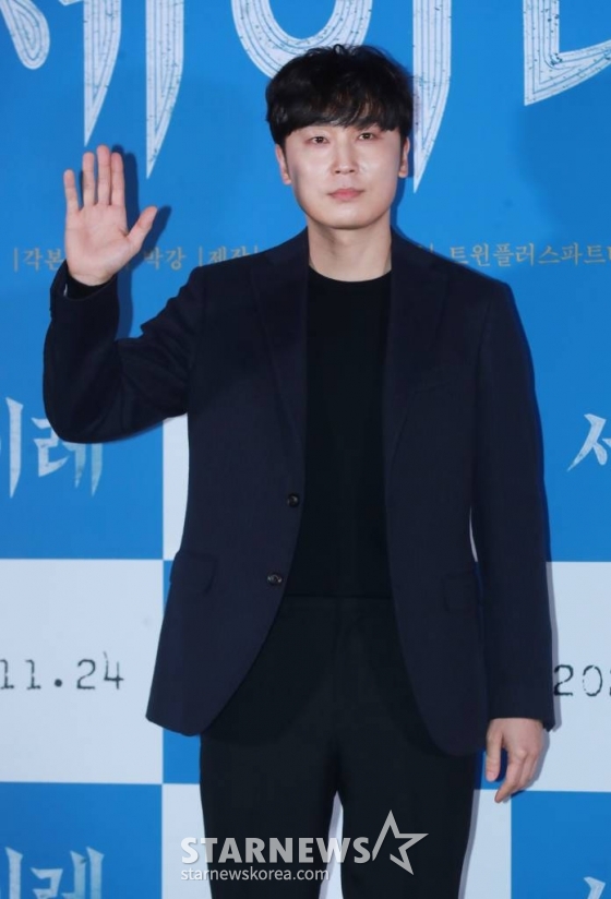 배우 서현우가 17일 오후 서울 CGV용산아이파크몰에서 진행된 영화 '세이레'(감독 박강) 언론배급시사회에 참석해 포즈를 취하고 있다. 태어난 지 21일이 채 되지 않은 아기의 아빠 우진(서현우 분)이 외부의 출입을 막고 부정한 것을 조심해야하는 세이레의 금기를 깨고, 과거의 연인 세영(류아벨 분)의 장례식장에 다녀온 뒤부터 벌어지는 기이한 일들을 그린 미스터리 심리 스릴러 '세이레'는 오는 24일 개봉한다. /2022.11.17 /사진=이동훈 기자 photoguy@