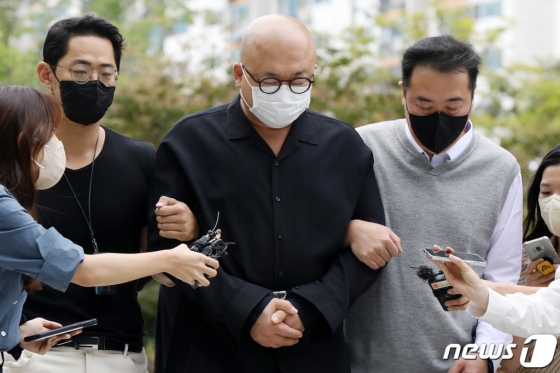 (서울=뉴스1) 민경석 기자 = 필로폰 투약 혐의를 받는 작곡가 겸 가수 돈 스파이크(45·본명 김민수)가 28일 오전 서울 도봉구 서울북부지방법원에서 열린 영장실질심사에 출석하고 있다. 경찰은 지난 26일 오후 서울 강남의 한 호텔에서 돈 스파이크를 체포했다. 검거 당시 돈 스파이크가 소지하고 있던 필로폰 양은 30g인 것으로 전해졌다. 통상 1회 투약량이 0.03g인 것을 고려했을 때, 이는 약 1000회분에 해당한다. 2022.9.28/뉴스1 Copyright (C) 뉴스1. All rights reserved. 무단 전재 및 재배포 금지.