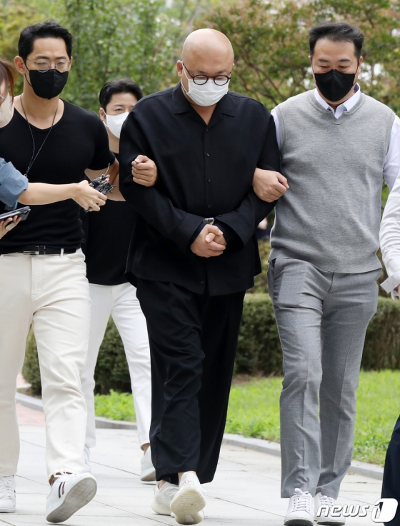 (서울=뉴스1) 민경석 기자 = 필로폰 투약 혐의를 받는 작곡가 겸 가수 돈 스파이크(45·본명 김민수)가 28일 오전 서울 도봉구 서울북부지방법원에서 열린 영장실질심사에 출석하고 있다. 경찰은 지난 26일 오후 서울 강남의 한 호텔에서 돈 스파이크를 체포했다. 검거 당시 돈 스파이크가 소지하고 있던 필로폰 양은 30g인 것으로 전해졌다. 통상 1회 투약량이 0.03g인 것을 고려했을 때, 이는 약 1000회분에 해당한다. 2022.9.28/뉴스1 Copyright (C) 뉴스1. All rights reserved. 무단 전재 및 재배포 금지.