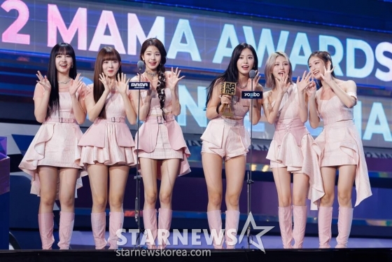 걸그룹 아이브가 30일 일본 교세라 돔 오사카에서 열린 '2022 MAMA AWARDS'에서 수상소감을 밝히고 있다. /사진제공=CJENM 2022.11.30 /사진=이동훈 기자 photoguy@