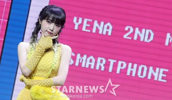 가수 최예나(YENA)가 3일 오후 서울 광장동 예스24 라이브홀에서 진행된 두 번째 미니앨범 '스마트폰(SMARTPHONE)' 쇼케이스에 참석해 포즈를 취하고 있다. 최예나의 타이틀곡 '스마트폰(SMARTPHONE)'은 에너제틱한 드럼 비트와 전자베이스 사운드가 매력적인 곡으로, 스마트폰이 일상이자 친구가 되어버린 현시대를 최예나의 시선으로 재기발랄하게 표현했다. 2022.08.03 /사진=김창현 기자 chmt@