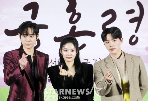 배우 김영대, 박주현, 김우석이 8일 오후 서울 용산구 아이파크몰 CGV에서 진행된 MBC 금토드라마 '금혼령, 조선 혼인 금지령' 제작발표회에 참석해 포즈를 취하고 있다. '금혼령, 조선 혼인 금지령'은 동명의 웹 소설이 원작으로, 7년 전 세자빈을 잃고 실의에 빠져 혼인 금지 명령을 내린 왕 이헌 앞에 죽은 세자빈으로 빙의가 가능하다는 혼인 사기꾼 소랑이 나타나 벌이는 센세이셔널 궁궐 사기극이다. 오는 9일 첫 방송. 2022.12.08 /사진=김창현 기자 chmt@