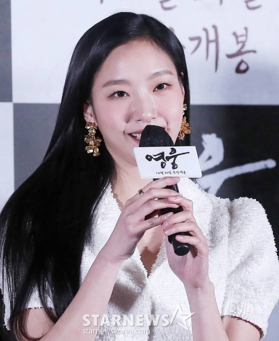 배우 김고은이 8일 오후 서울 용산구 아이파크몰 CGV에서 진행된 뮤지컬 영화 '영웅' 언론시사회 및 기자간담회에 참석해 인사말을 하고 있다. '영웅'은 1909년 10월, 하얼빈에서 이토 히로부미를 사살한 뒤 일본 법정의 사형 판결을 받고 순국한 안중근 의사가 거사를 준비하던 때부터 죽음을 맞이하던 순간까지 잊을 수 없는 마지막 1년을 그린 영화다. 오는 21일 개봉. 2022.12.08 /사진=김창현 기자 chmt@