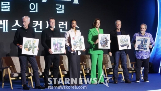 제임스 카메론 감독, 할리우드 배우 샘 워싱턴, 조 샐다나, 시고니 위버, 스티븐 랭, 존 랜도 프로듀서가 9일 오전 서울 영등포구 여의도동 콘래드 서울 호텔에서 열린 '아바타2: 물의 길' 내한 기자간담회에 참석해 인사말을 하고 있다. '아바타' 이후 제임스 카메론 감독이 13년 만에 내놓은 '아바타2'는 판도라 행성에서 '제이크 설리'와 '네이티리'가 이룬 가족이 겪게 되는 무자비한 위협과 살아남기 위해 떠나야 하는 긴 여정과 전투, 그리고 견뎌내야 할 상처에 대한 이야기를 그린 영화로 오는 14일 개봉한다. 2022.12.09 /사진=김창현 기자 chmt@