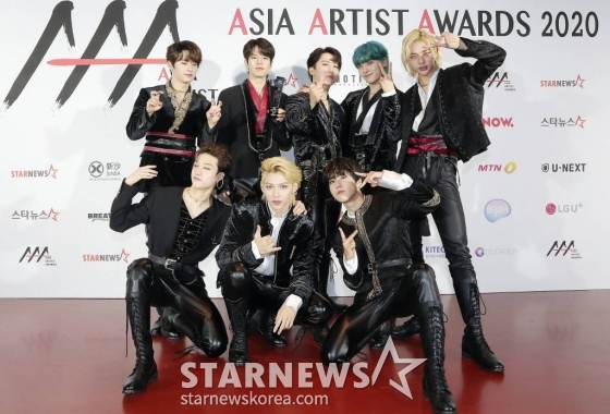 그룹 스트레이 키즈가 28일 마이뮤직테이스트에서 중계된 2020 Asia Artist Awards(2020 아시아 아티스트 어워즈, 2020 AAA)에서 'AAA 베스트 뮤직비디오' 상을 수상한 뒤 포즈를 취하고 있다. 스타뉴스가 주최하고 AAA 조직위원회가 주관하는 AAA는 어디에서도 보지 못했던 새로운 무대를 선보이며 전 세계 팬들의 눈과 귀를 사로잡아 명실상부 NO.1 글로벌 시상식으로 거듭났다. /사진=김창현 기자 chmt@