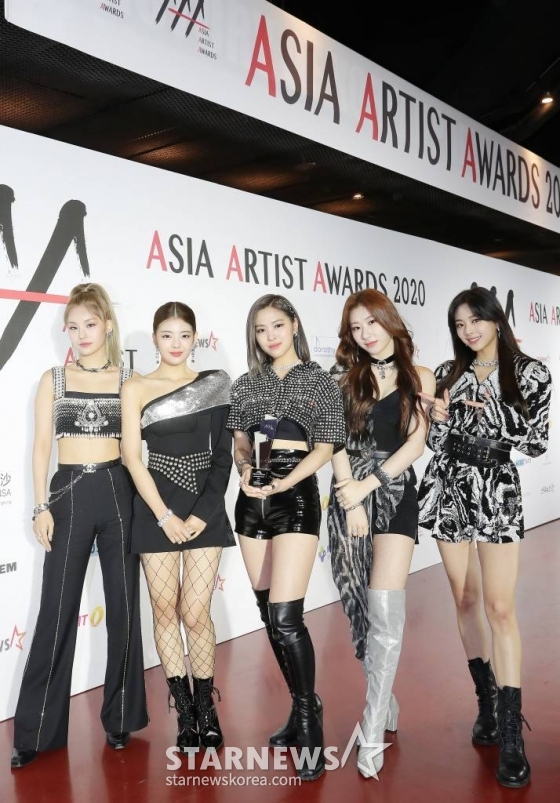 걸그룹 ITZY가 28일 마이뮤직테이스트에서 중계된 2020 Asia Artist Awards(2020 아시아 아티스트 어워즈, 2020 AAA)에서 'AAA 베스트 초이스' 상을 수상한 뒤 포즈를 취하고 있다. 스타뉴스가 주최하고 AAA 조직위원회가 주관하는 AAA는 어디에서도 보지 못했던 새로운 무대를 선보이며 전 세계 팬들의 눈과 귀를 사로잡아 명실상부 NO.1 글로벌 시상식으로 거듭났다. /사진=김창현 기자 chmt@