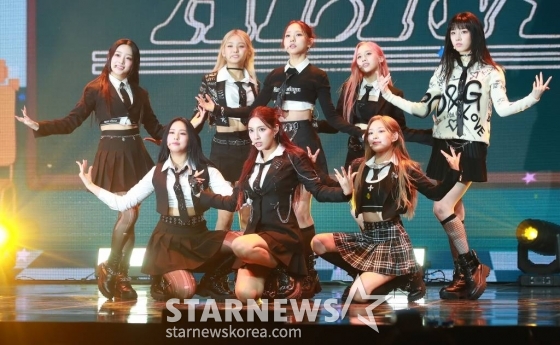 걸그룹 라잇썸(LIGHTSUM) 지안이 24일 오후 서울 용산구 블루스퀘어에서 진행된 첫 미니앨범 `Into The Light`(인투 더 라잇) 발매기념 쇼케이스에서 신곡을 선보이고 있다.  이번 앨범에는 타이틀곡 '얼라이브'(ALIVE)를 비롯해 '아이'(i), '굿 뉴스'(GOOD NEWS), '큐'(Q), '바이 바이 러브'(Bye Bye Love) 등 5곡이 수록됐다. /2022.05.24 /사진=이동훈 기자 photoguy@