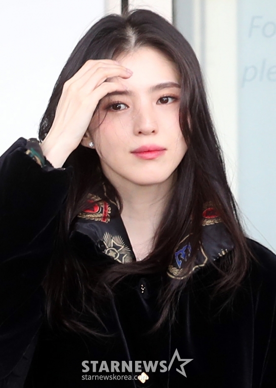 배우 한소희가 영국 런던에서 열리는 '브리티시 패션 어워드' 행사 참석을 위해 4일 오전 인천국제공항을 통해 출국하고 있다. 2022.12.04 /사진=임성균 기자 tjdrbs23@