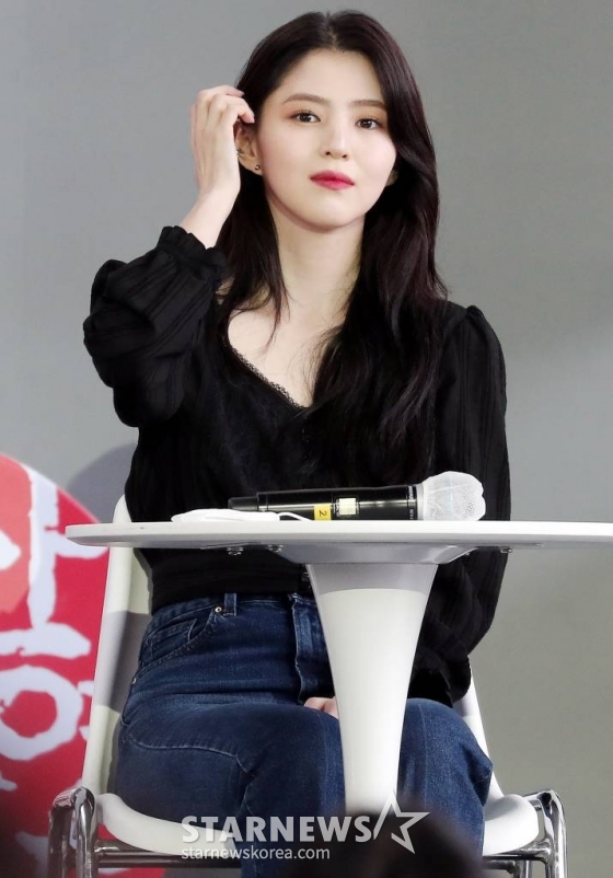 배우 한소희가 8일 오후 부산 해운대구 우동 영화의 전당에서 진행된 제26회 부산국제영화제 초청작 넷플릭스 '마이네임' 오픈 토크에 참석해 관객을 바라보고 있다. 2021.10.08 /사진=김창현 기자 chmt@