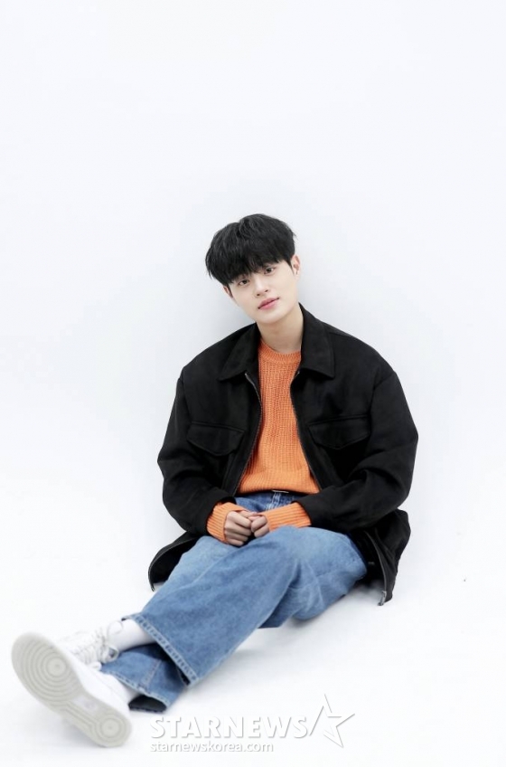 그룹 AB6IX 이대휘가 지난 5일 서울 종로구 스타뉴스 사옥에서 진행된 ENA 수목드라마 '얼어죽을 연애따위' 종영 인터뷰에 앞서 포즈를 취하고 있다. 첫 정극에 도전한 이대휘는 극 중 능력있는 예능국 신입 프로듀서 김상우 역을 열연했다. /사진=김창현 기자 chmt@
