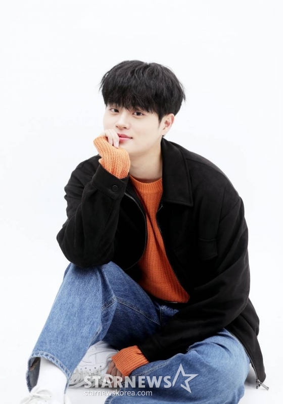 그룹 AB6IX 이대휘가 지난 5일 서울 종로구 스타뉴스 사옥에서 진행된 ENA 수목드라마 '얼어죽을 연애따위' 종영 인터뷰에 앞서 포즈를 취하고 있다. 첫 정극에 도전한 이대휘는 극 중 능력있는 예능국 신입 프로듀서 김상우 역을 열연했다. /사진=김창현 기자 chmt@
