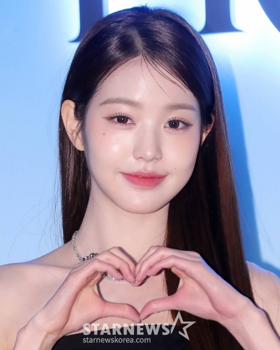 걸그룹 아이브 장원영이 19일 오후 서울 광진구 그랜드 워커힐 애스톤 하우스에서 열린 프레드 하이 주얼리 론칭 행사에 참석해 포즈를 취하고 있다. 2022.11.19 /사진=김창현 기자 chmt@
