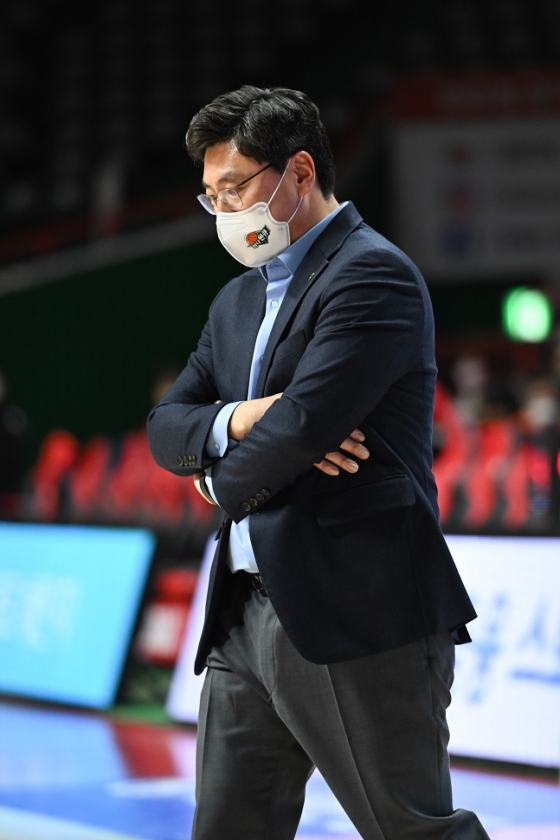 김도완 부천 하나원큐 감독이 11일 부산 사직실내체육관에서 열린 2022~2023 신한은행 SOL 여자프로농구 3라운드 부산 BNK와 원정경기 도중 고개를 숙이고 있다. /사진=WKBL 제공