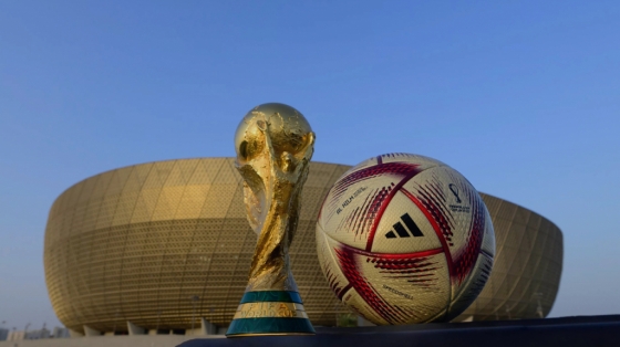 2022 카타르 월드컵 4강전부터 사용될 공인구 알 힐름(오른쪽). /사진=FIFA 공식 SNS