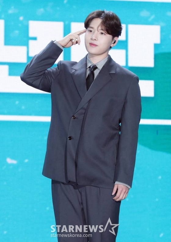 보이 그룹 고막소년단 김민석이 22일 오후 서울 강서구 KBS아레나에서 열린 데뷔 쇼케이스에 참석해 포즈를 취하고 있다. 고막소년단은 카카오TV 예능 '고막소년단'을 통해 대한민국 고막 남친들 폴킴, 멜로망스 김민석, 정승환, 하현상, 빅타니가 모여 결성한 그룹이다. 2022.11.22 /사진=김창현 기자 chmt@