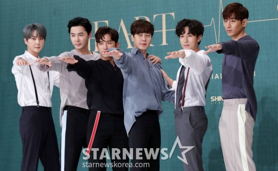 그룹 신화가 28일 오후 서울 영등포구 타임스퀘어 아모리스홀에서 진행된 데뷔 20주년 기념 스페셜 앨범 'HEART' 발매 기자간담회에 참석해 포즈를 취하고 있다. /사진=김휘선 기자 tndejrrh123@