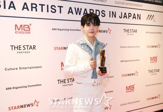 배우 주학년(더보이즈)이 13일 오후 일본 나고야 니혼가이시홀에서 열린 스타뉴스-미디어보이 주최 '2022 Asia Artist Awards IN JAPAN'(2022 아시아 아티스트 어워즈, 이하 2022 AAA)에서 AAA포커스 상을 수상한 뒤 포즈를 취하고 있다.  스타뉴스와 미디어보이가 주최하고 Asia Artist Awards 조직위원회와 더스타파트너, 컬쳐 엔터테인먼트가 공동 주관하는 글로벌 NO.1 시상식 '2022 AAA'에는 올 한 해 동안 국내외에서 많은 사랑을 받은 가수, 배우들이 참석해 눈을 뗄 수 없는 화려한 글로벌 축제의 장을 펼친다. 2022.12.13 /사진=이동훈 기자 photoguy@
