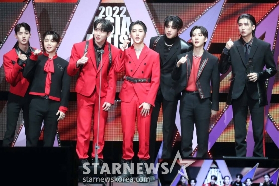 그룹 펜타곤이 13일 오후 일본 나고야 니혼가이시홀에서 열린 스타뉴스-미디어보이 주최 '2022 Asia Artist Awards IN JAPAN'(2022 아시아 아티스트 어워즈, 이하 2022 AAA)에서 AAA베스트초이스상을 수상하고 소감을 말하고 있다. 스타뉴스와 미디어보이가 주최하고 Asia Artist Awards 조직위원회와 더스타파트너, 컬쳐 엔터테인먼트가 공동 주관하는 글로벌 NO.1 시상식 '2022 AAA'에는 올 한 해 동안 국내외에서 많은 사랑을 받은 가수, 배우들이 참석해 눈을 뗄 수 없는 화려한 글로벌 축제의 장을 펼친다. 2022.12.13 /사진=임성균 기자 tjdrbs23@