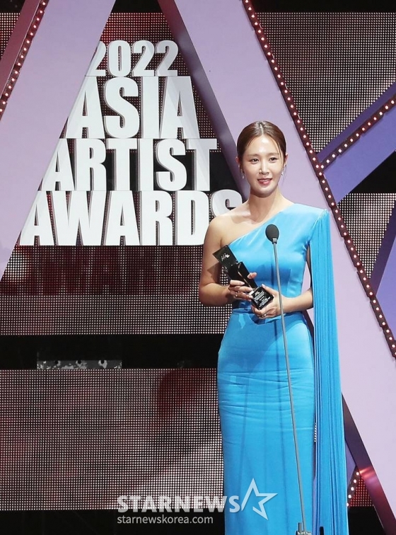 가수 겸 배우 권유리가 13일 오후 일본 나고야 니혼가이시홀에서 열린 스타뉴스-미디어보이 주최 '2022 Asia Artist Awards IN JAPAN'(2022 아시아 아티스트 어워즈, 이하 2022 AAA)에서 베스트 어치브먼트 부문을 수상한 뒤 소감을 말하고 있다. 스타뉴스와 미디어보이가 주최하고 Asia Artist Awards 조직위원회와 더스타파트너, 컬쳐 엔터테인먼트가 공동 주관하는 글로벌 NO.1 시상식 '2022 AAA'에는 올 한 해 동안 국내외에서 많은 사랑을 받은 가수, 배우들이 참석해 눈을 뗄 수 없는 화려한 글로벌 축제의 장을 펼친다. 2022.12.13 /사진=김창현 기자 chmt@