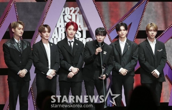 그룹 베리베리가 13일 오후 일본 나고야 니혼가이시홀에서 열린 스타뉴스-미디어보이 주최 '2022 Asia Artist Awards IN JAPAN'(2022 아시아 아티스트 어워즈, 이하 2022 AAA)에서 아이콘상을 수상한 뒤 소감을 말하고 있다. 스타뉴스와 미디어보이가 주최하고 Asia Artist Awards 조직위원회와 더스타파트너, 컬쳐 엔터테인먼트가 공동 주관하는 글로벌 NO.1 시상식 '2022 AAA'에는 올 한 해 동안 국내외에서 많은 사랑을 받은 가수, 배우들이 참석해 눈을 뗄 수 없는 화려한 글로벌 축제의 장을 펼친다. 2022.12.13 /사진=김창현 기자 chmt@