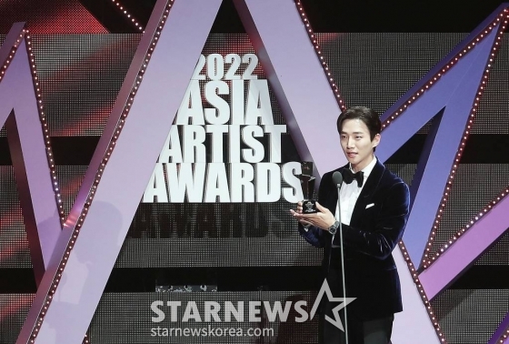 배우 이준호가 13일 오후 일본 나고야 니혼가이시홀에서 열린 스타뉴스-미디어보이 주최 '2022 Asia Artist Awards IN JAPAN'(2022 아시아 아티스트 어워즈, 이하 2022 AAA)에서 핫트렌드를 수상한 뒤 소감을 말하고 있다. 스타뉴스와 미디어보이가 주최하고 Asia Artist Awards 조직위원회와 더스타파트너, 컬쳐 엔터테인먼트가 공동 주관하는 글로벌 NO.1 시상식 '2022 AAA'에는 올 한 해 동안 국내외에서 많은 사랑을 받은 가수, 배우들이 참석해 눈을 뗄 수 없는 화려한 글로벌 축제의 장을 펼친다. 2022.12.13 /사진=김창현 기자 chmt@