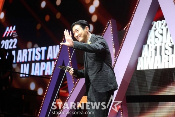 가수 겸 배우 최시원이 13일 오후 일본 나고야 니혼가이시홀에서 열린 스타뉴스-미디어보이 주최 '2022 Asia Artist Awards IN JAPAN'(2022 아시아 아티스트 어워즈, 이하 2022 AAA) AAA뉴웨이브 상을 수상하고 소감을 말하고있다. 스타뉴스와 미디어보이가 주최하고 Asia Artist Awards 조직위원회와 더스타파트너, 컬쳐 엔터테인먼트가 공동 주관하는 글로벌 NO.1 시상식 '2022 AAA'에는 올 한 해 동안 국내외에서 많은 사랑을 받은 가수, 배우들이 참석해 눈을 뗄 수 없는 화려한 글로벌 축제의 장을 펼친다. 2022.12.13 /사진=임성균 기자 tjdrbs23@