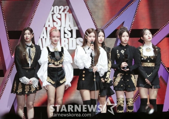 걸그룹 엔믹스가 13일 오후 일본 나고야 니혼가이시홀에서 열린 스타뉴스-미디어보이 주최 '2022 Asia Artist Awards IN JAPAN'(2022 아시아 아티스트 어워즈, 이하 2022 AAA)에서 이모티브를 수상한 뒤 소감을 말하고 있다. 스타뉴스와 미디어보이가 주최하고 Asia Artist Awards 조직위원회와 더스타파트너, 컬쳐 엔터테인먼트가 공동 주관하는 글로벌 NO.1 시상식 '2022 AAA'에는 올 한 해 동안 국내외에서 많은 사랑을 받은 가수, 배우들이 참석해 눈을 뗄 수 없는 화려한 글로벌 축제의 장을 펼친다. 2022.12.13 /사진=김창현 기자 chmt@