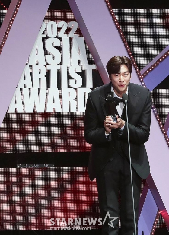배우 나인우가 13일 오후 일본 나고야 니혼가이시홀에서 열린 스타뉴스-미디어보이 주최 '2022 Asia Artist Awards IN JAPAN'(2022 아시아 아티스트 어워즈, 이하 2022 AAA)에서 이모티브를 수상한 뒤 소감을 말하고 있다. 스타뉴스와 미디어보이가 주최하고 Asia Artist Awards 조직위원회와 더스타파트너, 컬쳐 엔터테인먼트가 공동 주관하는 글로벌 NO.1 시상식 '2022 AAA'에는 올 한 해 동안 국내외에서 많은 사랑을 받은 가수, 배우들이 참석해 눈을 뗄 수 없는 화려한 글로벌 축제의 장을 펼친다. 2022.12.13 /사진=김창현 기자 chmt@