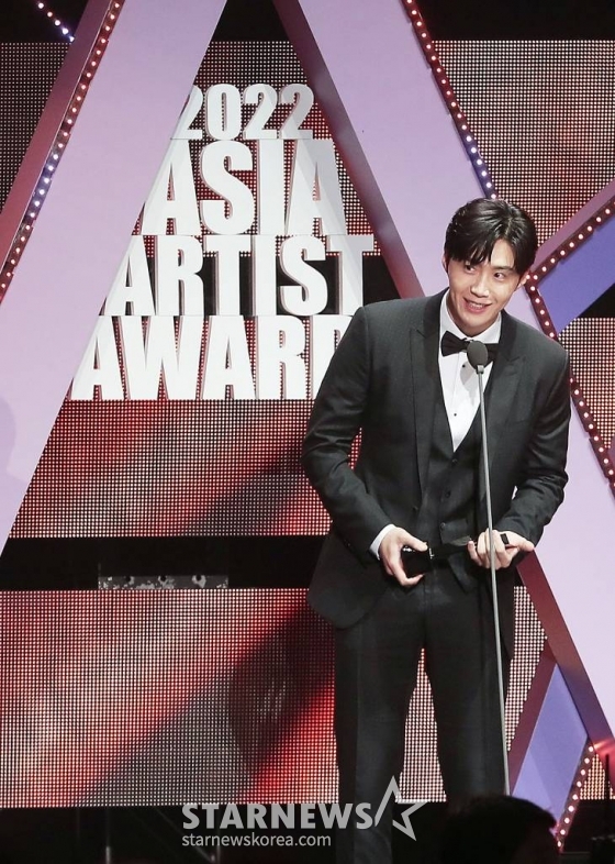 배우 김선호가 13일 오후 일본 나고야 니혼가이시홀에서 열린 스타뉴스-미디어보이 주최 '2022 Asia Artist Awards IN JAPAN'(2022 아시아 아티스트 어워즈, 이하 2022 AAA)에서 DCM 인기상을 수상한 뒤 소감을 말하고 있다.  스타뉴스와 미디어보이가 주최하고 Asia Artist Awards 조직위원회와 더스타파트너, 컬쳐 엔터테인먼트가 공동 주관하는 글로벌 NO.1 시상식 '2022 AAA'에는 올 한 해 동안 국내외에서 많은 사랑을 받은 가수, 배우들이 참석해 눈을 뗄 수 없는 화려한 글로벌 축제의 장을 펼친다. 2022.12.13 /사진=김창현 기자 chmt@
