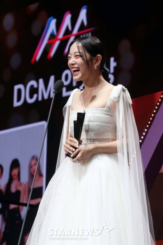 가수 겸 배우 김세정이 13일 오후 일본 나고야 니혼가이시홀에서 열린 스타뉴스-미디어보이 주최 '2022 Asia Artist Awards IN JAPAN'(2022 아시아 아티스트 어워즈, 이하 2022 AAA) DCM인기상을 수상하고 밝게 웃고 있다. 스타뉴스와 미디어보이가 주최하고 Asia Artist Awards 조직위원회와 더스타파트너, 컬쳐 엔터테인먼트가 공동 주관하는 글로벌 NO.1 시상식 '2022 AAA'에는 올 한 해 동안 국내외에서 많은 사랑을 받은 가수, 배우들이 참석해 눈을 뗄 수 없는 화려한 글로벌 축제의 장을 펼친다. 2022.12.13 /사진=임성균 기자 tjdrbs23@
