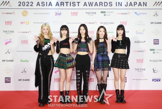 걸그룹 르세라핌이 13일 오후 일본 나고야 니혼가이시홀에서 열린 스타뉴스-미디어보이 주최 '2022 Asia Artist Awards IN JAPAN'(2022 아시아 아티스트 어워즈, 이하 2022 AAA) 레드카펫 행사에 참석해 포즈를 취하고 있다. 스타뉴스와 미디어보이가 주최하고 Asia Artist Awards 조직위원회와 더스타파트너, 컬쳐 엔터테인먼트가 공동 주관하는 글로벌 NO.1 시상식 '2022 AAA'에는 올 한 해 동안 국내외에서 많은 사랑을 받은 가수, 배우들이 참석해 눈을 뗄 수 없는 화려한 글로벌 축제의 장을 펼친다. 2022.12.13 /사진=이동훈 기자 photoguy@