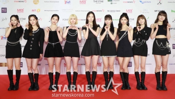 걸그룹 니쥬가 13일 오후 일본 나고야 니혼가이시홀에서 열린 스타뉴스-미디어보이 주최 '2022 Asia Artist Awards IN JAPAN'(2022 아시아 아티스트 어워즈, 이하 2022 AAA) 레드카펫 행사에 참석해 포즈를 취하고 있다. 스타뉴스와 미디어보이가 주최하고 Asia Artist Awards 조직위원회와 더스타파트너, 컬쳐 엔터테인먼트가 공동 주관하는 글로벌 NO.1 시상식 '2022 AAA'에는 올 한 해 동안 국내외에서 많은 사랑을 받은 가수, 배우들이 참석해 눈을 뗄 수 없는 화려한 글로벌 축제의 장을 펼친다. 2022.12.13 /사진=이동훈 기자 photoguy@