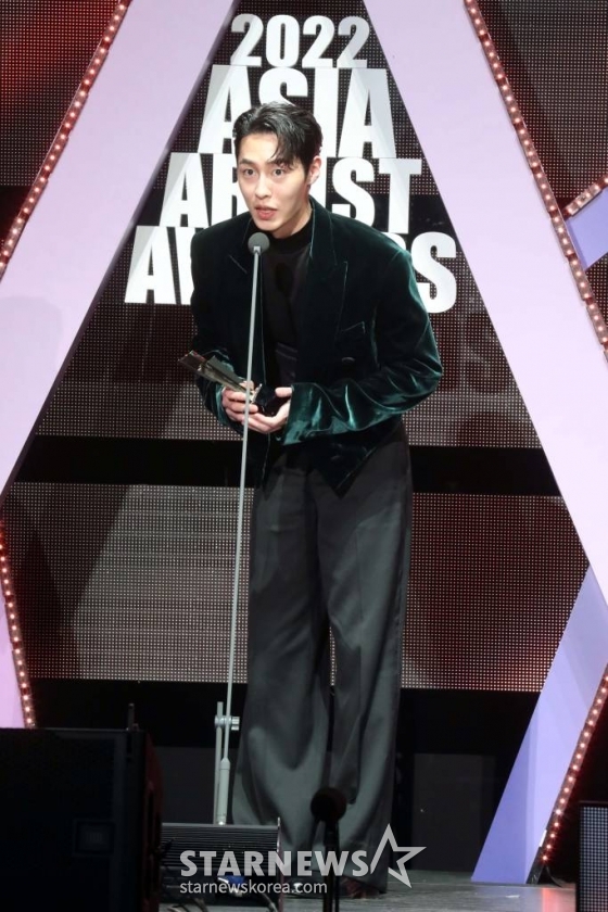 배우 이재욱이 13일 오후 일본 나고야 니혼가이시홀에서 열린 스타뉴스-미디어보이 주최 '2022 Asia Artist Awards IN JAPAN'(2022 아시아 아티스트 어워즈, 이하 2022 AAA)에서 AAA 베스트액터상을 수상하고 소감을 말하고 있다. 스타뉴스와 미디어보이가 주최하고 Asia Artist Awards 조직위원회와 더스타파트너, 컬쳐 엔터테인먼트가 공동 주관하는 글로벌 NO.1 시상식 '2022 AAA'에는 올 한 해 동안 국내외에서 많은 사랑을 받은 가수, 배우들이 참석해 눈을 뗄 수 없는 화려한 글로벌 축제의 장을 펼친다. 2022.12.13 /사진=임성균 기자 tjdrbs23@