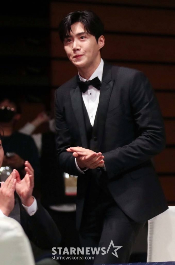 배우 김선호가 13일 오후 일본 나고야 니혼가이시홀에서 열린 스타뉴스-미디어보이 주최 '2022 Asia Artist Awards IN JAPAN'(2022 아시아 아티스트 어워즈, 이하 2022 AAA)에서 수상이 발표되자 기뻐하고 있다. 스타뉴스와 미디어보이가 주최하고 Asia Artist Awards 조직위원회와 더스타파트너, 컬쳐 엔터테인먼트가 공동 주관하는 글로벌 NO.1 시상식 '2022 AAA'에는 올 한 해 동안 국내외에서 많은 사랑을 받은 가수, 배우들이 참석해 눈을 뗄 수 없는 화려한 글로벌 축제의 장을 펼친다. 2022.12.13 /사진=임성균 기자 tjdrbs23@